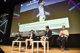 Rafa Lamelas junto a los expertos conversando sobre la IA en el fútbol.