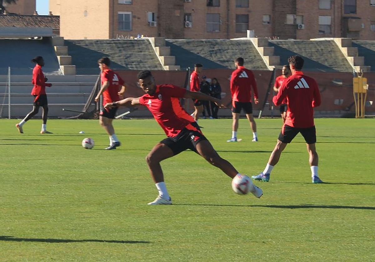 Loïc Williams participa en un ejercicio de posesión este miércoles.