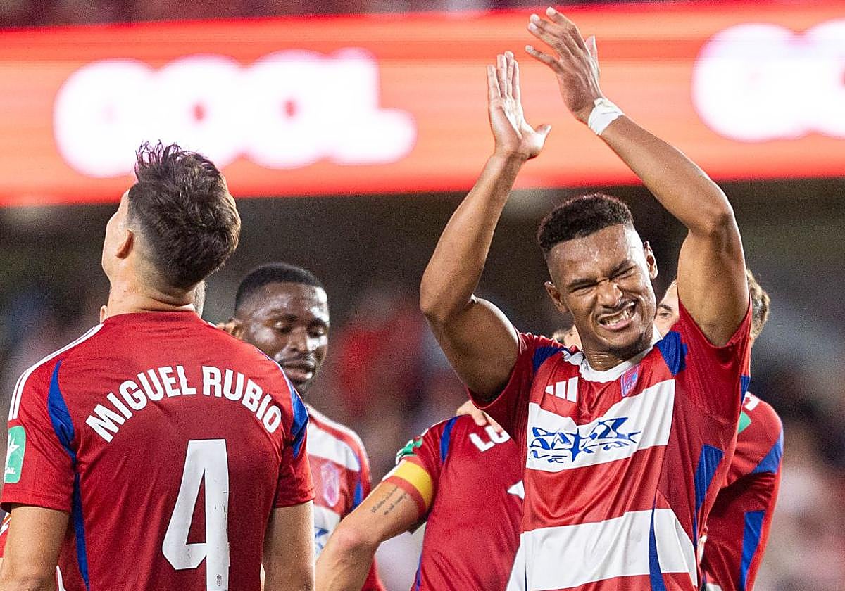 Loïc Williams celebra un gol con la afición del Granada en un partido anterior.