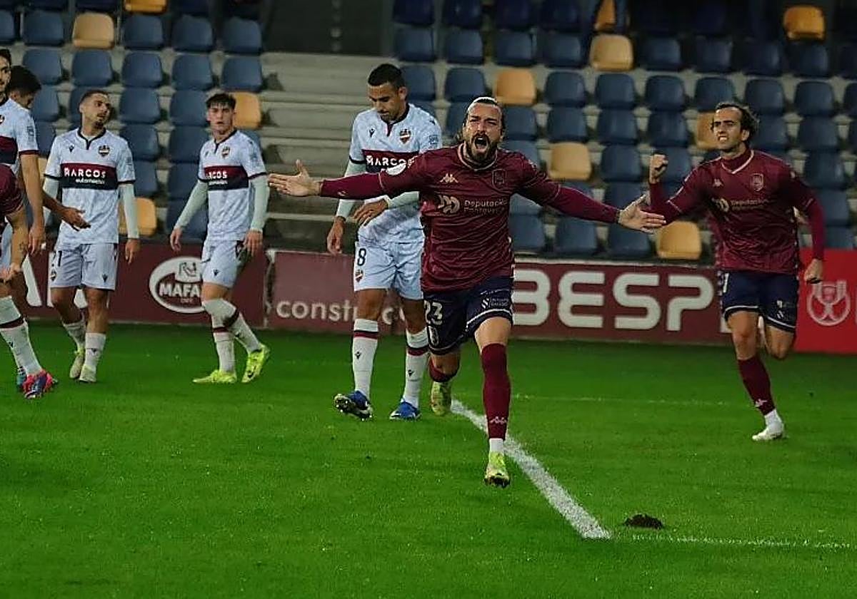 Los futbolistas del Pontevedra celebran uno de sus goles al Levante.