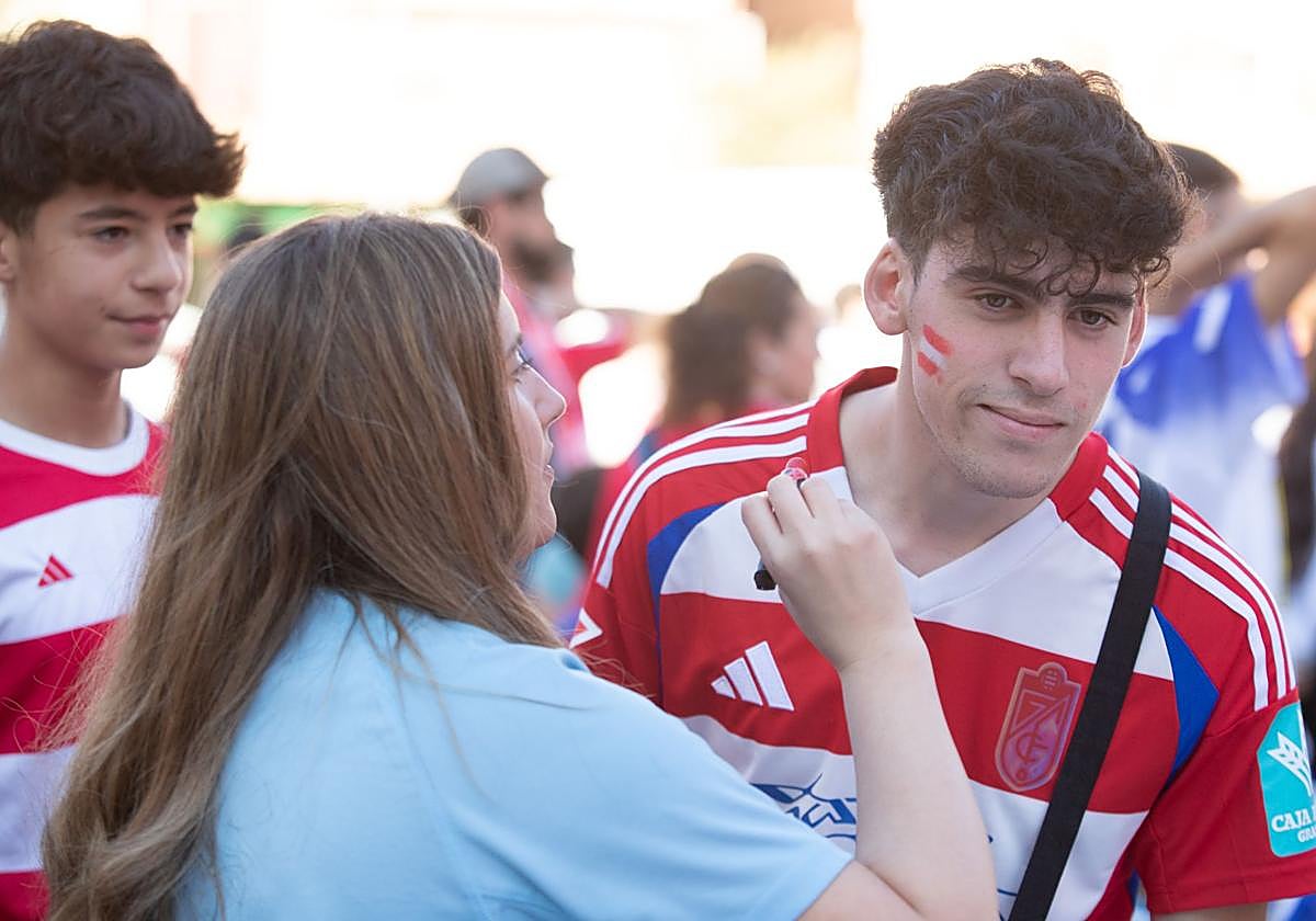 Pintacaras en la 'fan zone' previa al partido contra el Tenerife en octubre.