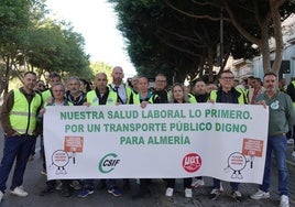 Protesta de trabajadores de Surbús en la Rambla de Almería.