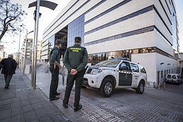 Una patrulla de la Guardia Civil, en el edificio judicial de La Caleta.