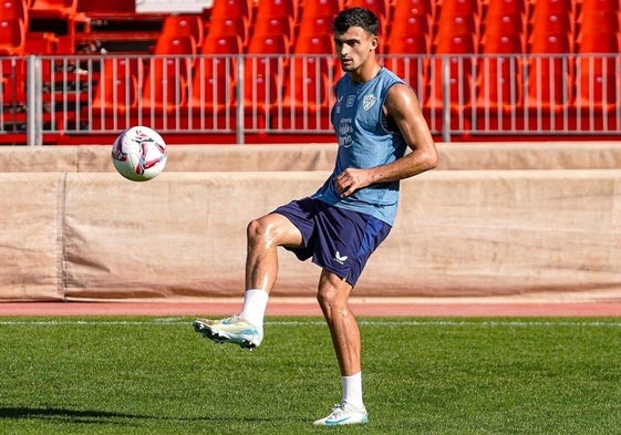 Pubill durante el entrenamiento de la UD Almería