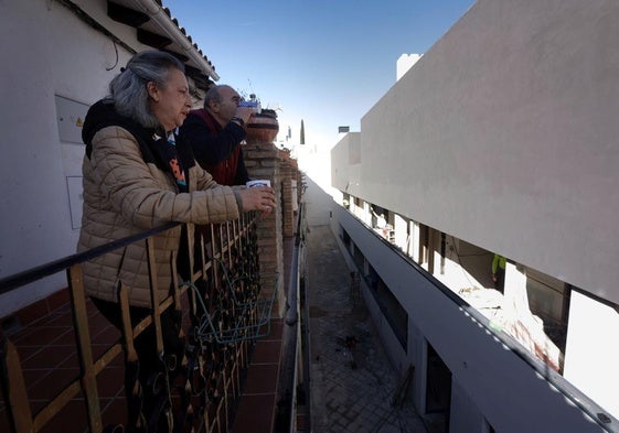 MªLuisa y Antonio toman un cafelito con vistas al paredón del bloque, cuando antes veían el Genil.