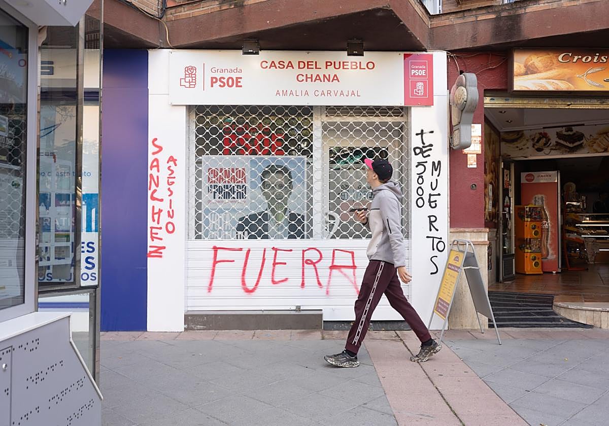 Pintada aparecida en la sede del PSOE.