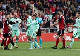 Arcediano Monescillo expulsa al local Álvaro Sanz en Anduva durante el último precedente con el Granada, en 2023.