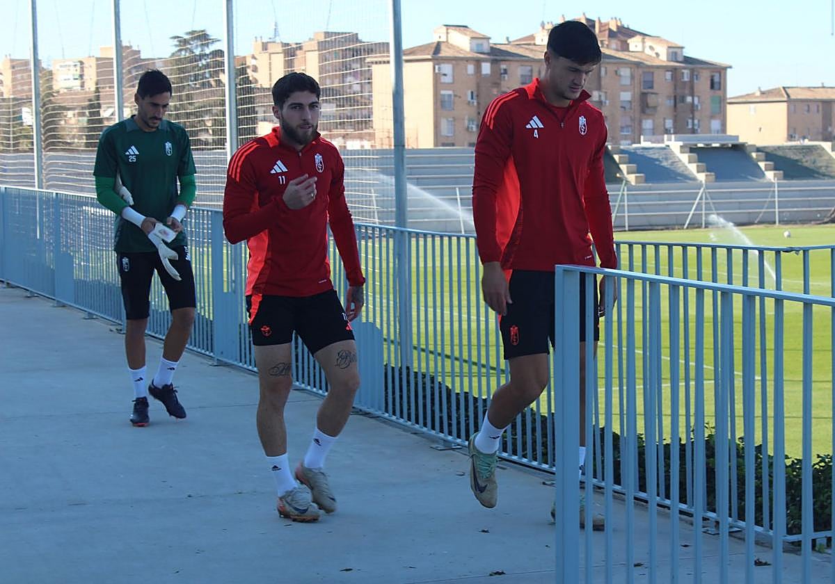 Giorgi Tsitaishvili sale al entrenamiento tras Miguel Rubio.