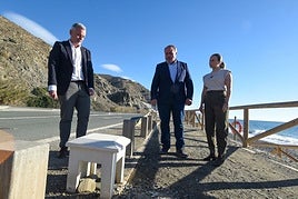 El camino peatonal que conecta el Castillo de Baños con La Mamola ya luce su iluminación exterior
