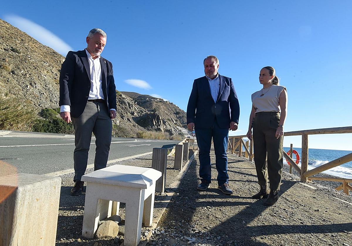El camino peatonal que conecta el Castillo de Baños con La Mamola ya luce su iluminación exterior