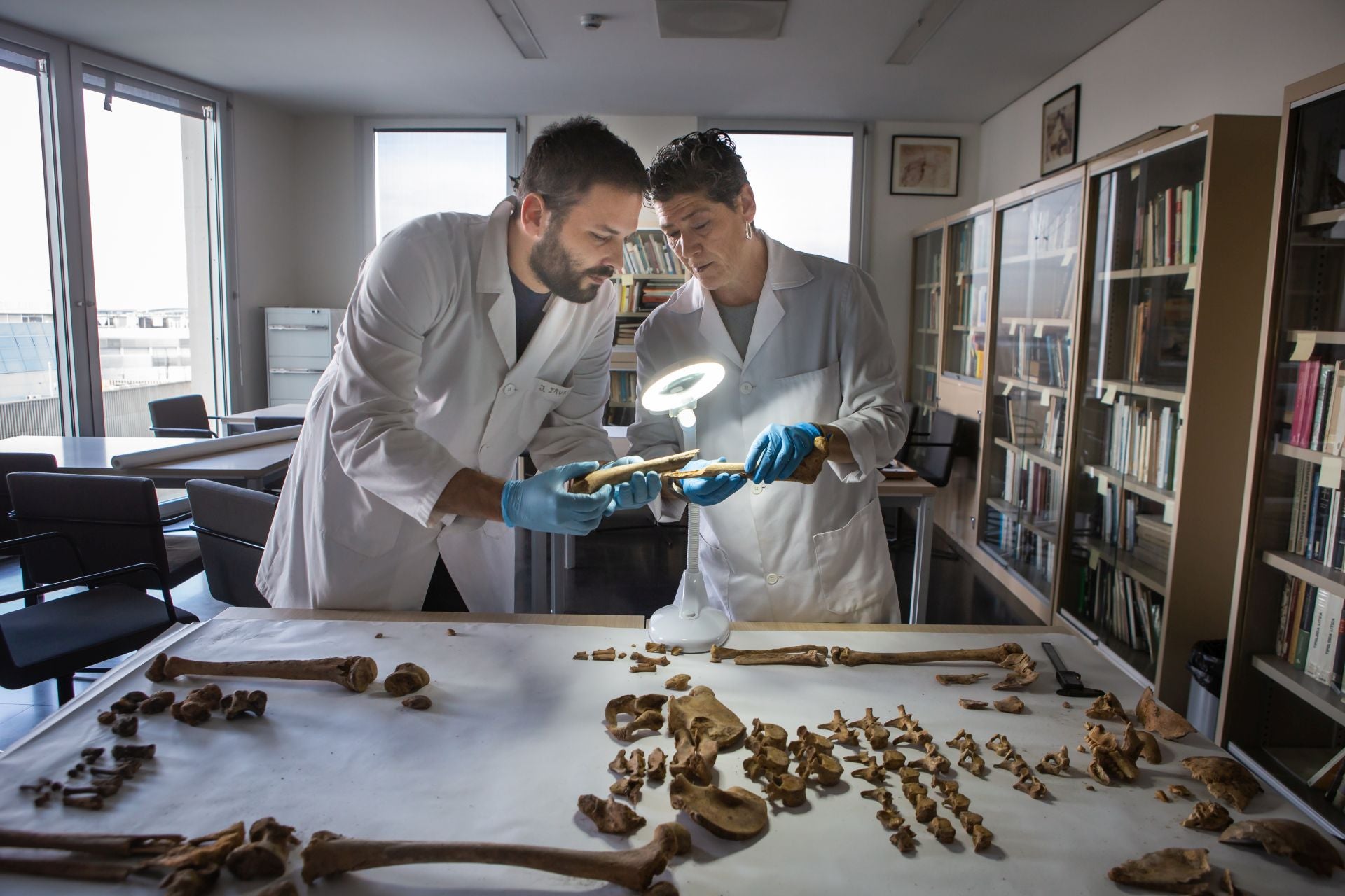 Los investigadores Ángel Rubio e Inmaculada Alemán analizan el fémur fracturado del miliciano tras ser apalizado, la causa de su muerte.