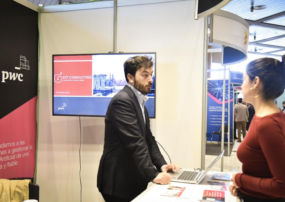 Imagen secundaria 1 - Stands con lemas anglosajones en el II Congreso de IA de Andalucía.