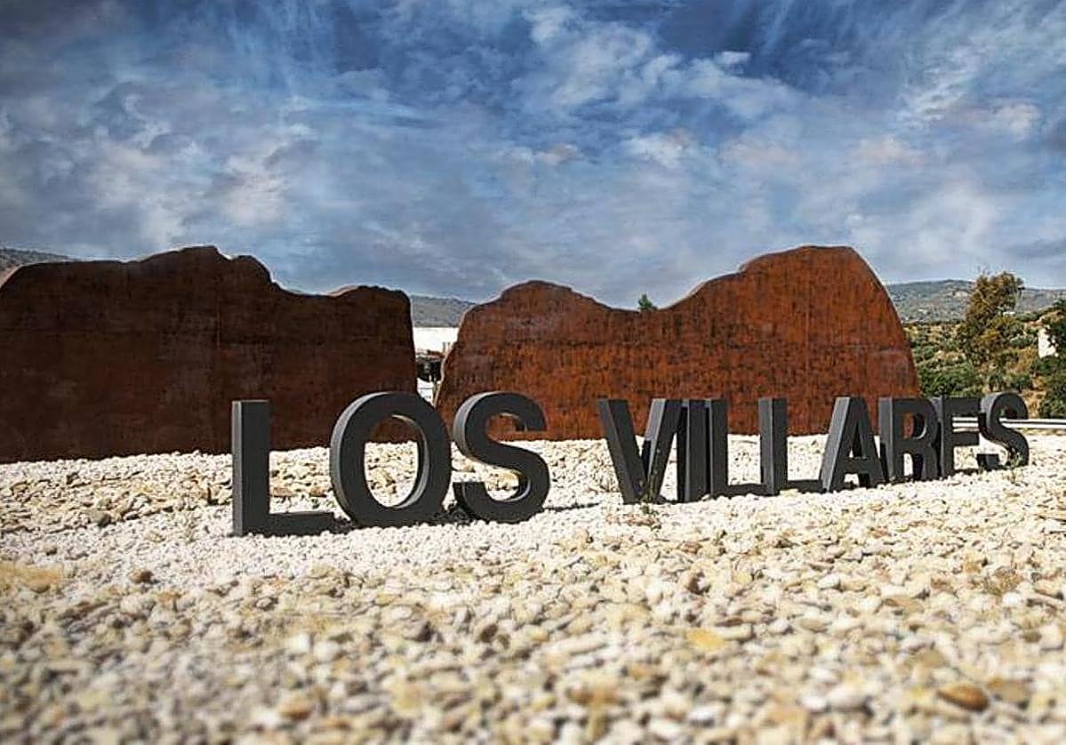 Rotonda de acceso a Los Villares.