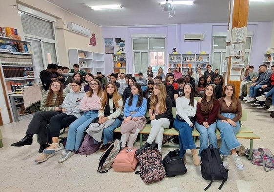 Estudiantes de cuarto de la ESO y primero de Bachillerato del IES San Juan Bosco durante la actividad centrada en la violencia de género.