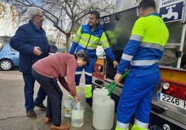 Vecinos de Torredonjimeno hacen acopio de agua a través de un camión cisterna.