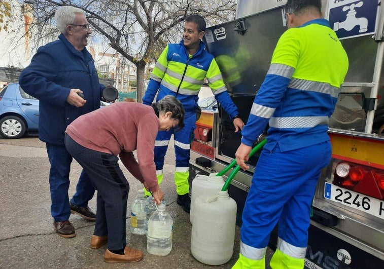 Vecinos de Torredonjimeno hacen acopio de agua a través de un camión cisterna.