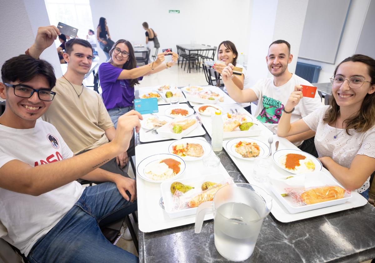 Estudiantes en los comedores universitarios a principios de curso.