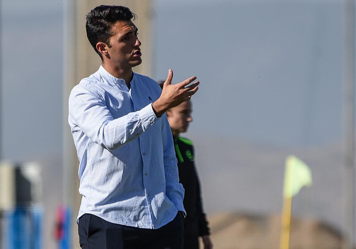 Arturo Ruiz da indicaciones durante el partido contra el Levante Badalona.