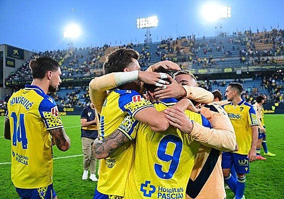 Los futbolistas del Cádiz celebran su victoria contra el Córdoba en la pasada jornada.