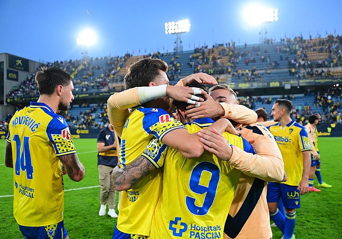 Los futbolistas del Cádiz celebran su victoria contra el Córdoba en la pasada jornada.