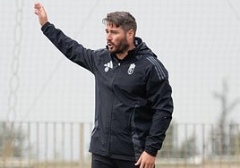 Jon Erice dirige un entrenamiento del Recreativo.