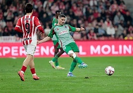 Sergio Ruiz juega un balón en El Molinón.