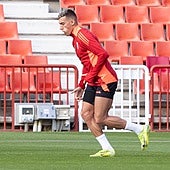 Myrto Uzuni conduce un balón durante el entrenamiento.