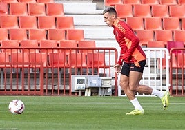 Myrto Uzuni conduce un balón durante el entrenamiento.