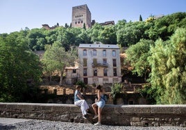 Turistas posan ante el Hotel Reúma este pasado verano.