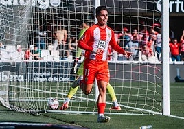 Sergio Arribas celebra su gol, con Pablo Cuñat recogiendo el balón.