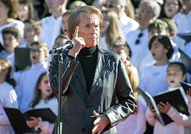 Raphael, durante la grabación del villancico en la plaza del Ayuntamiento de Linares.