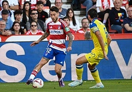 El rojiblanco Ricard Sánchez encara a un defensor del Cádiz.