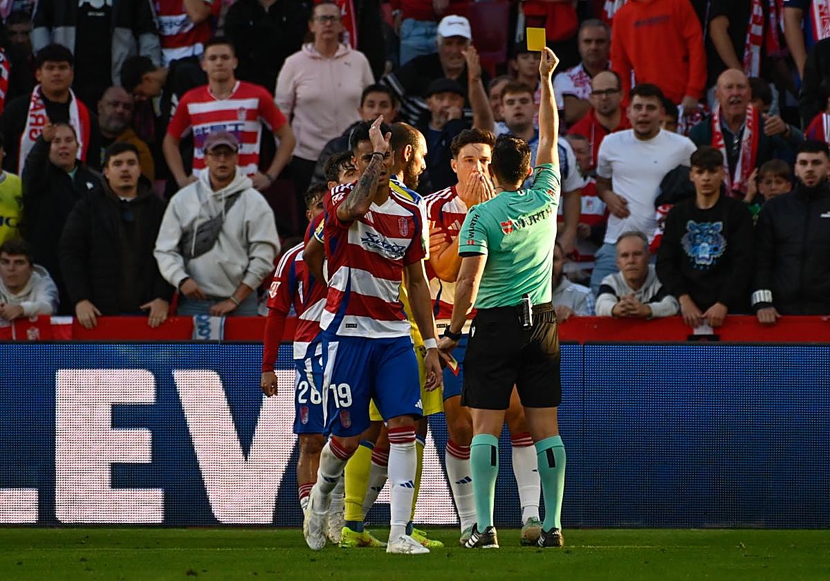 El colegiado Arcediano Monescillo amonesta a los rojiblancos Reinier y Rubio.