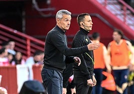 El rojiblanco Fran Escribá da indicaciones en la banda ante el Cádiz.