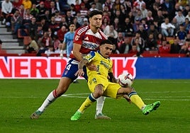 Miguel Rubio disputa un balón con Roger.