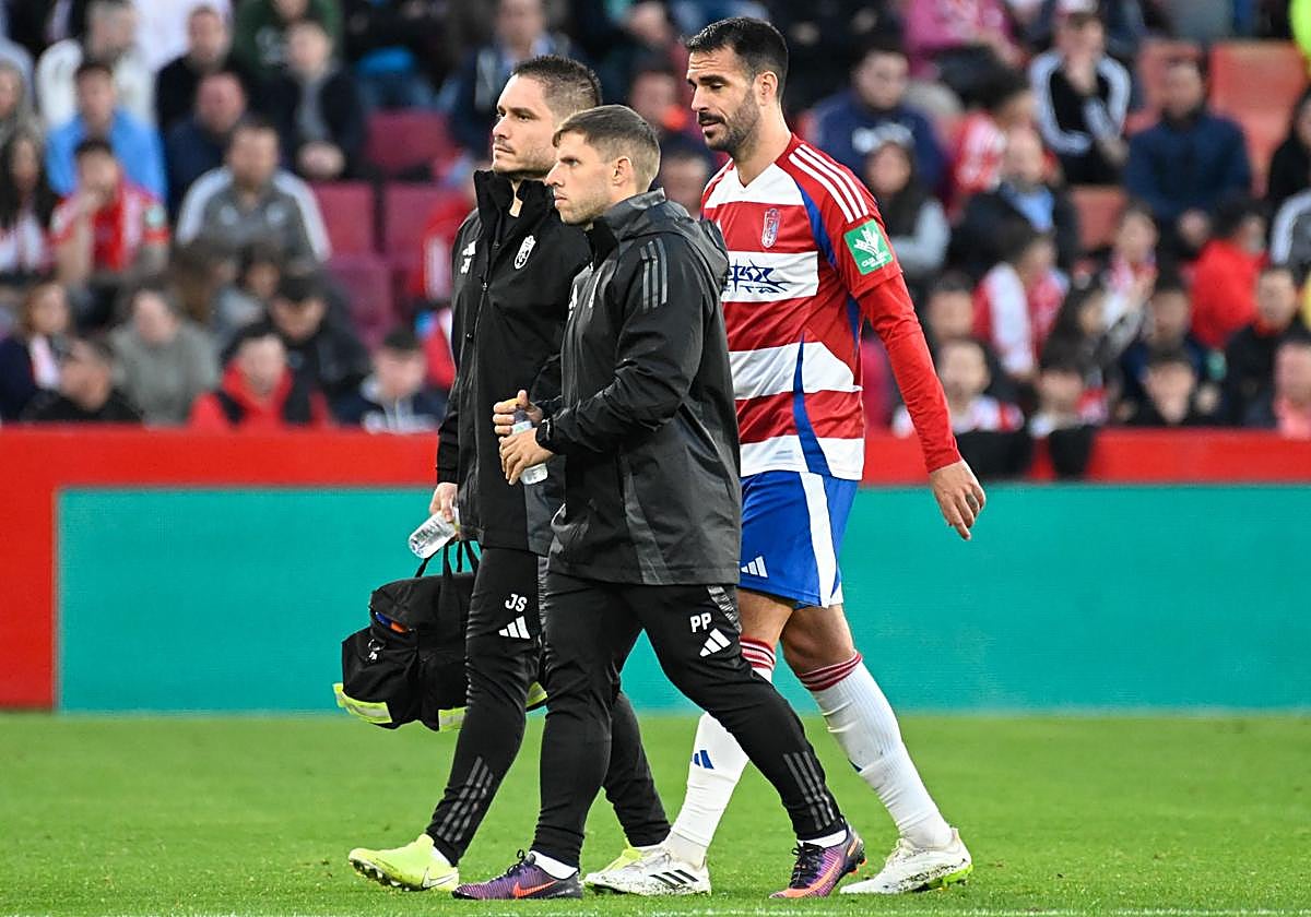 Pablo Insua pide el cambio al marearse.