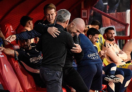 Paco López abraza entre risas a Fran Escribá al saludarse.