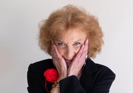 Marisa Paredes posa en la habitación del hotel, en Granada.