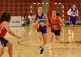 Laura Martínez dirige un ataque morado.