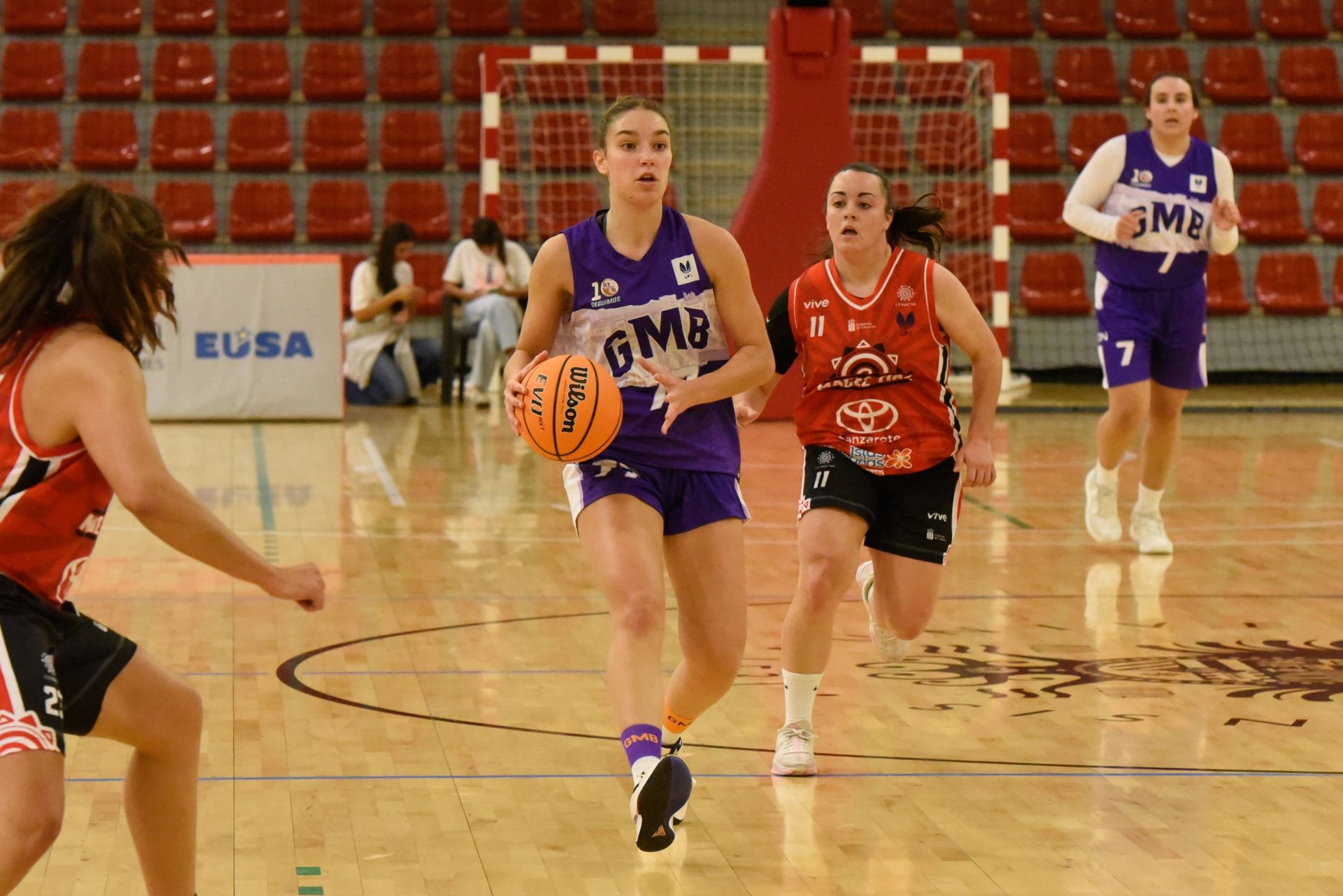 Laura Martínez dirige un ataque morado.