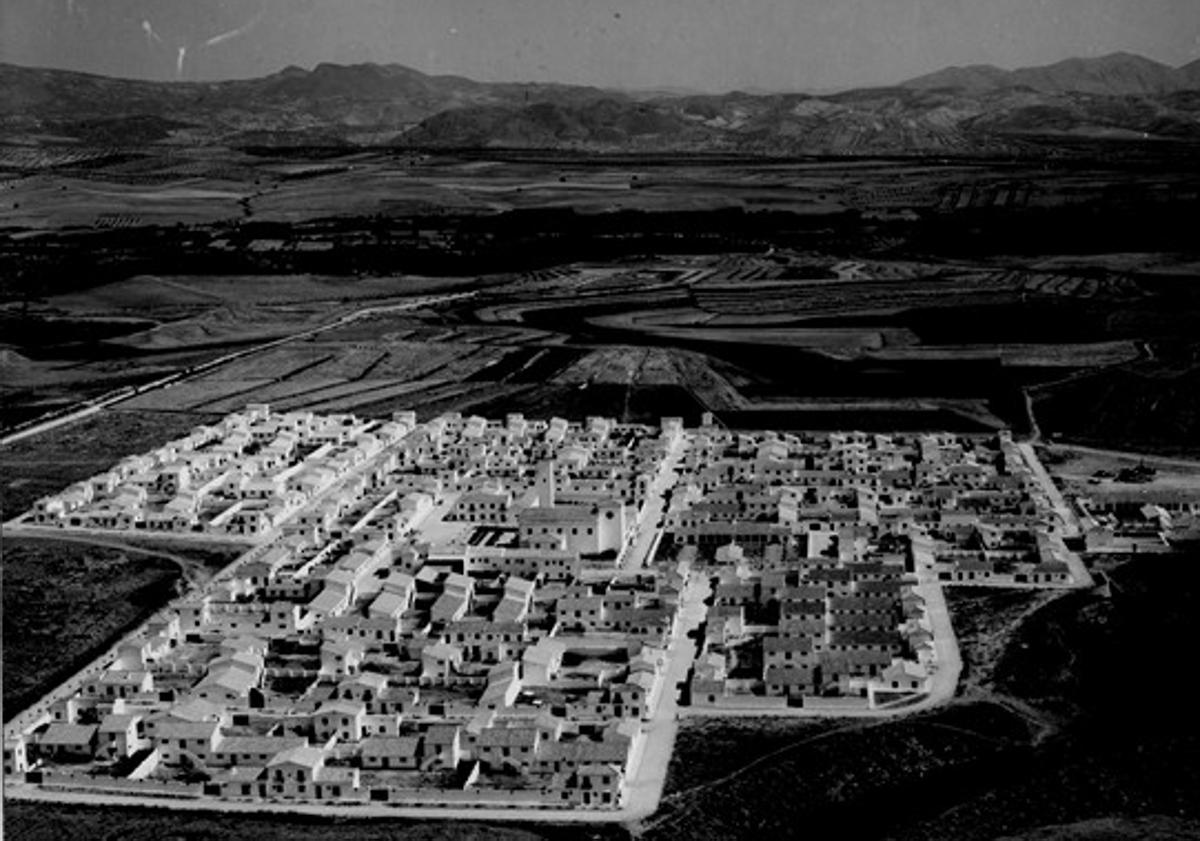 Imagen principal - Arriba, vista aérea de Peñuelas, anejo de Láchar. A la izquierda, trabajos de preparación para un regadío. A la derecha, calle de acceso a Peñuelas (Láchar).