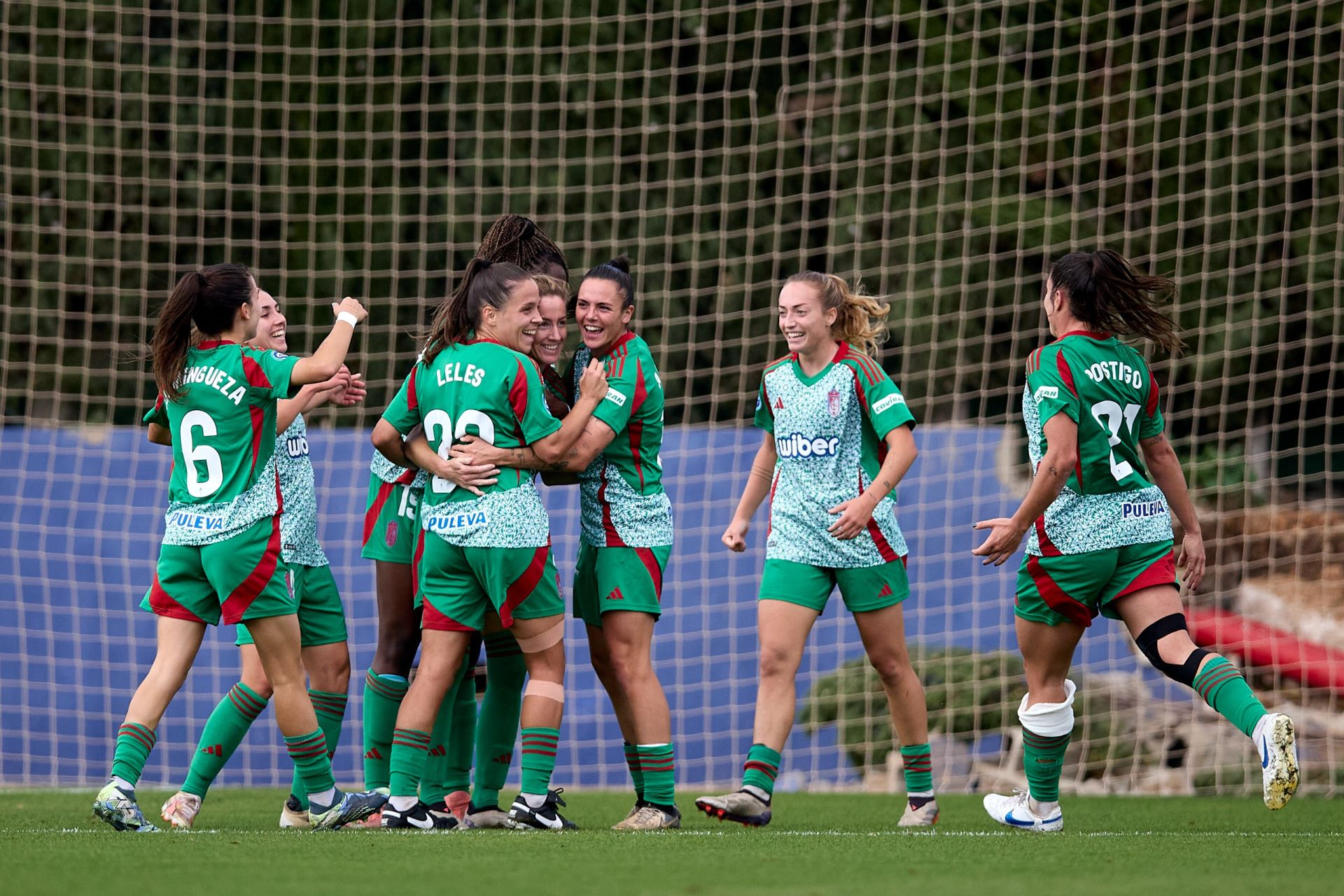 Las jugadoras del Femenino celebran el tanto de Lauri al Levante.