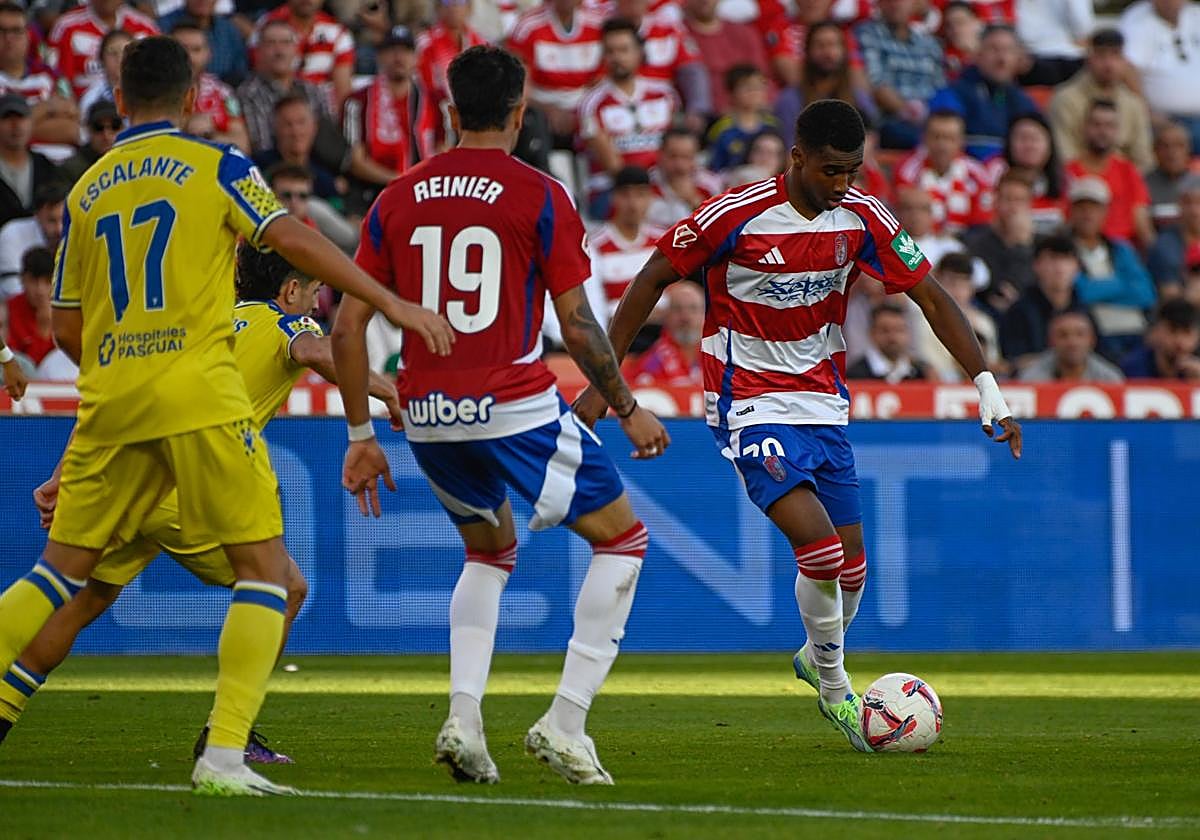 Siren Diao conduce un balón durante el derbi contra el Cádiz.