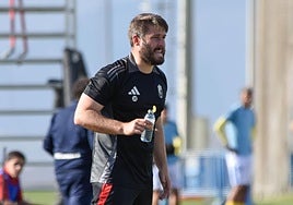 Jon Erice se dirige a sus futbolistas durante el partido.