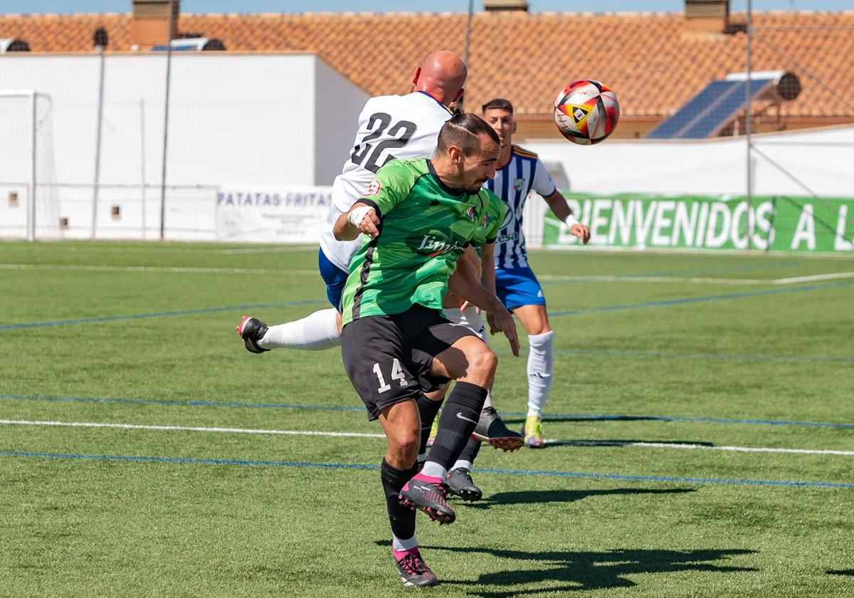 Robert, autor del gol del Huétor Vega, pelea un balón.