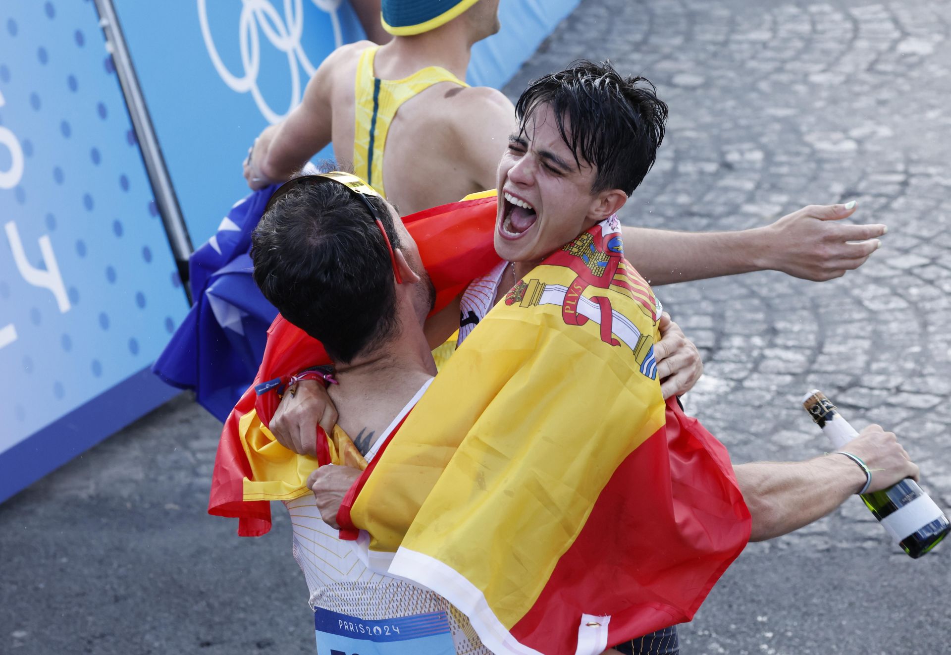 María Pérez, eufórica, abraza a Álvaro Martín en París tras el oro.