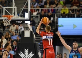 Elias Valtonen prueba con el lanzamiento exterior en el partido contra el Leyma Coruña disputado en el Palacio de los Deportes.