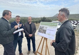 El técnico explica el proyecto de la carretera JA-3305 a los alcaldes alcalde Emilio Torres y Antonio Navas y al diputado José Luis Agea.