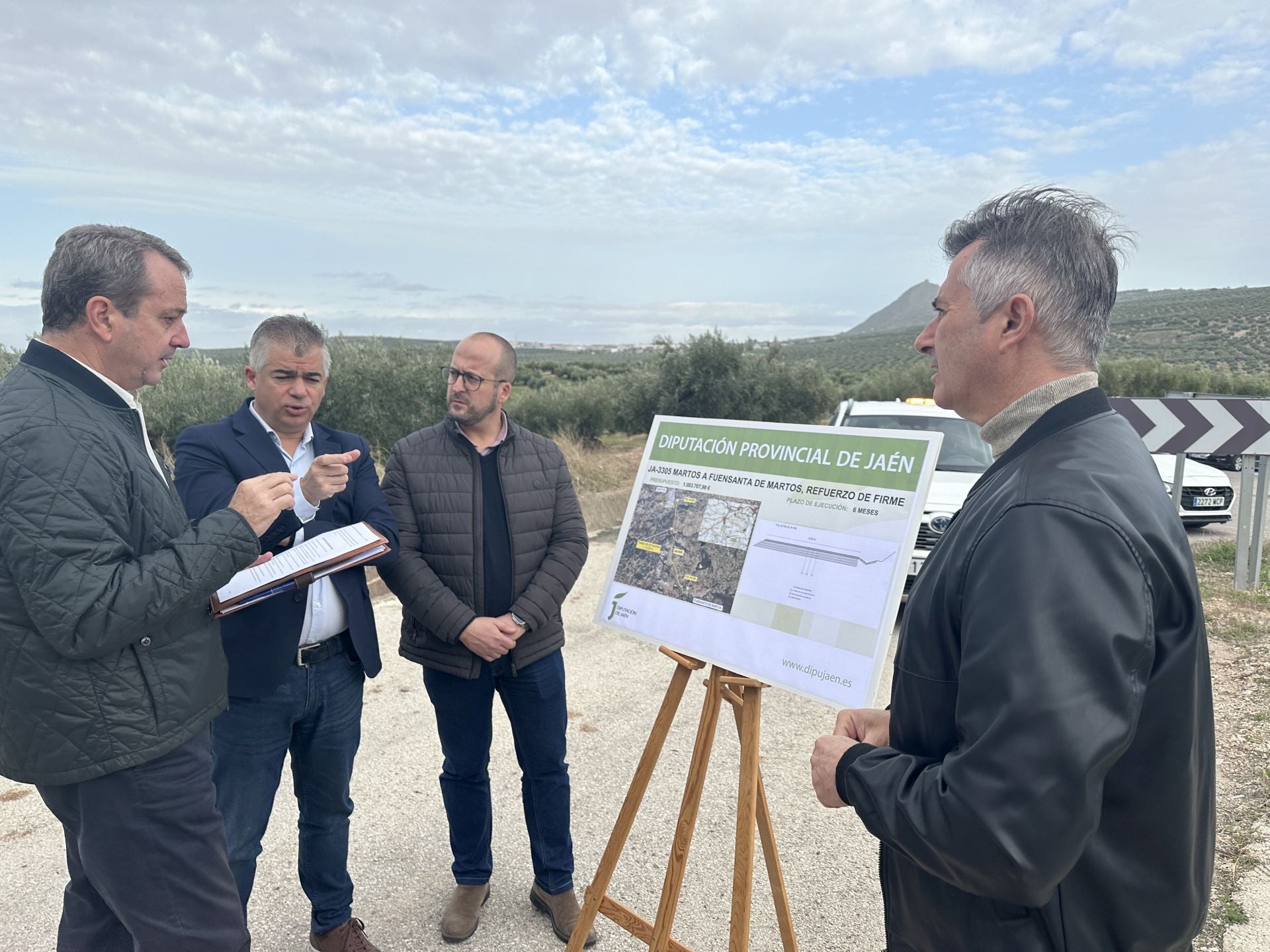 El técnico explica el proyecto de la carretera JA-3305 a los alcaldes alcalde Emilio Torres y Antonio Navas y al diputado José Luis Agea.