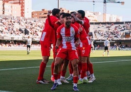 El equpo indálico celebra el primer gol en Carragonova.